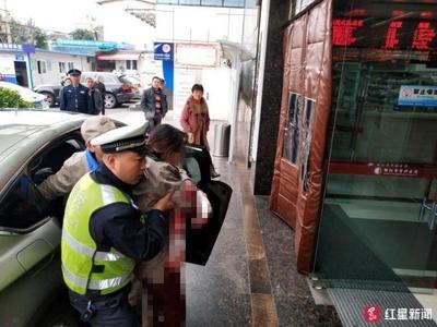 女子工厂工作发生意外手腕严重受伤 绵阳交警紧急护送就医