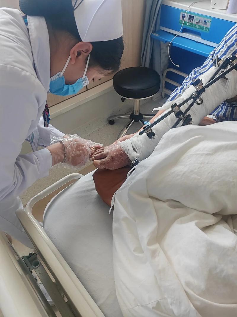 在昆明骨科医院,她们是天使 也是凡人记录护士护理工作的