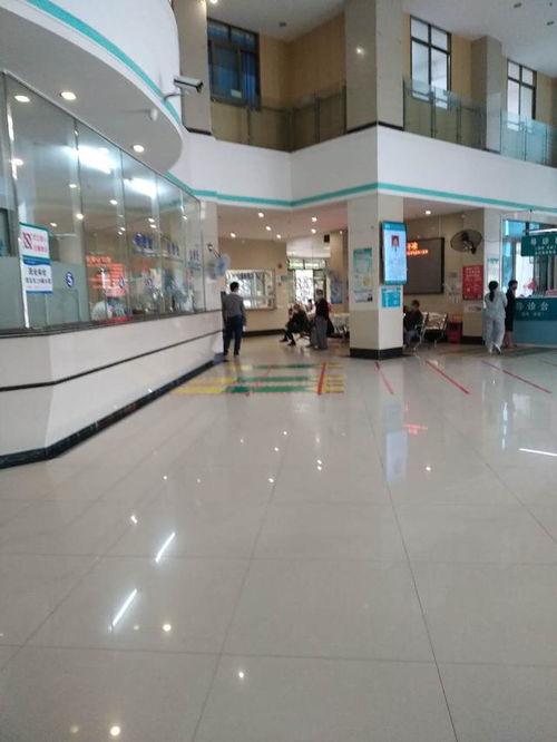 工厂复工,我到医院体检,医生穿防护服带面罩,人们排队隔一米远