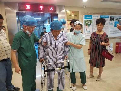 人工膝关节置换术后11天，60岁阿姨在骨伤医院重获行走喜悦